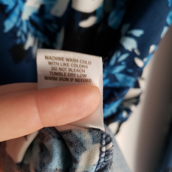 V-Detailed Blouse - Picture 3 of 5